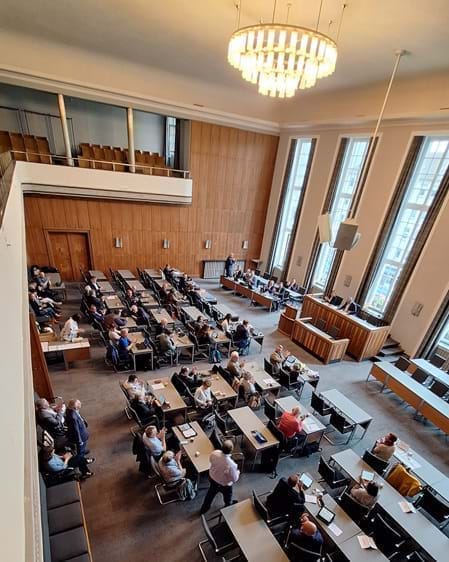 Die Verbandsversammlung tagt im Saal der Stadtverordneten im Rathaus der Stadt Kassel.
